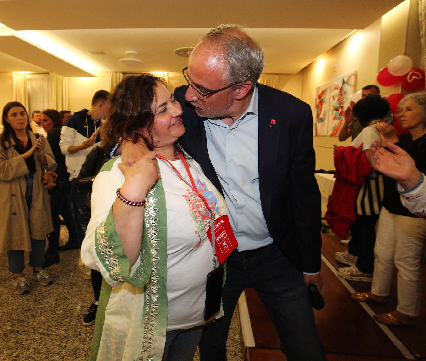 Olegario crece, Morala se dispara