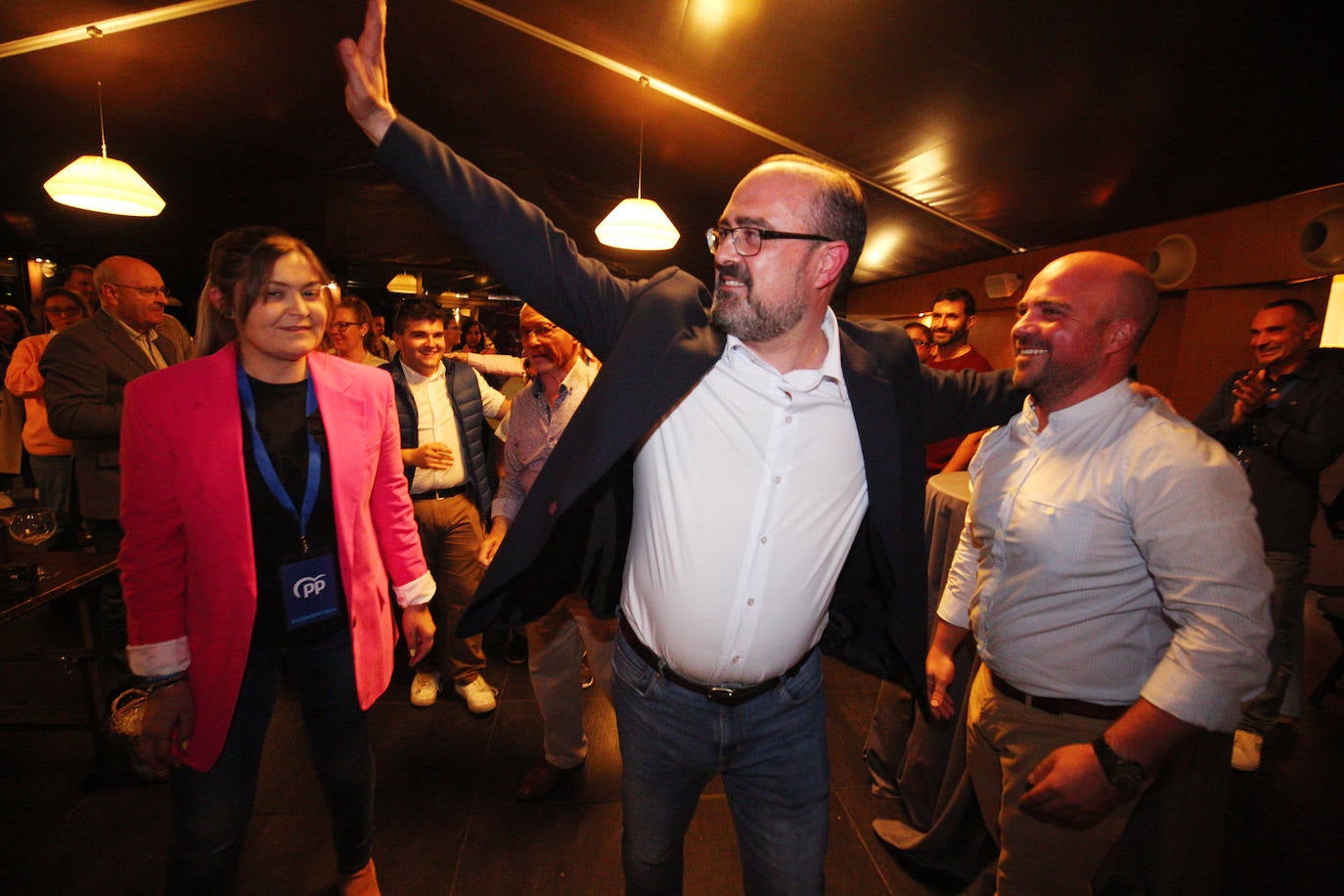 Olegario crece, Morala se dispara