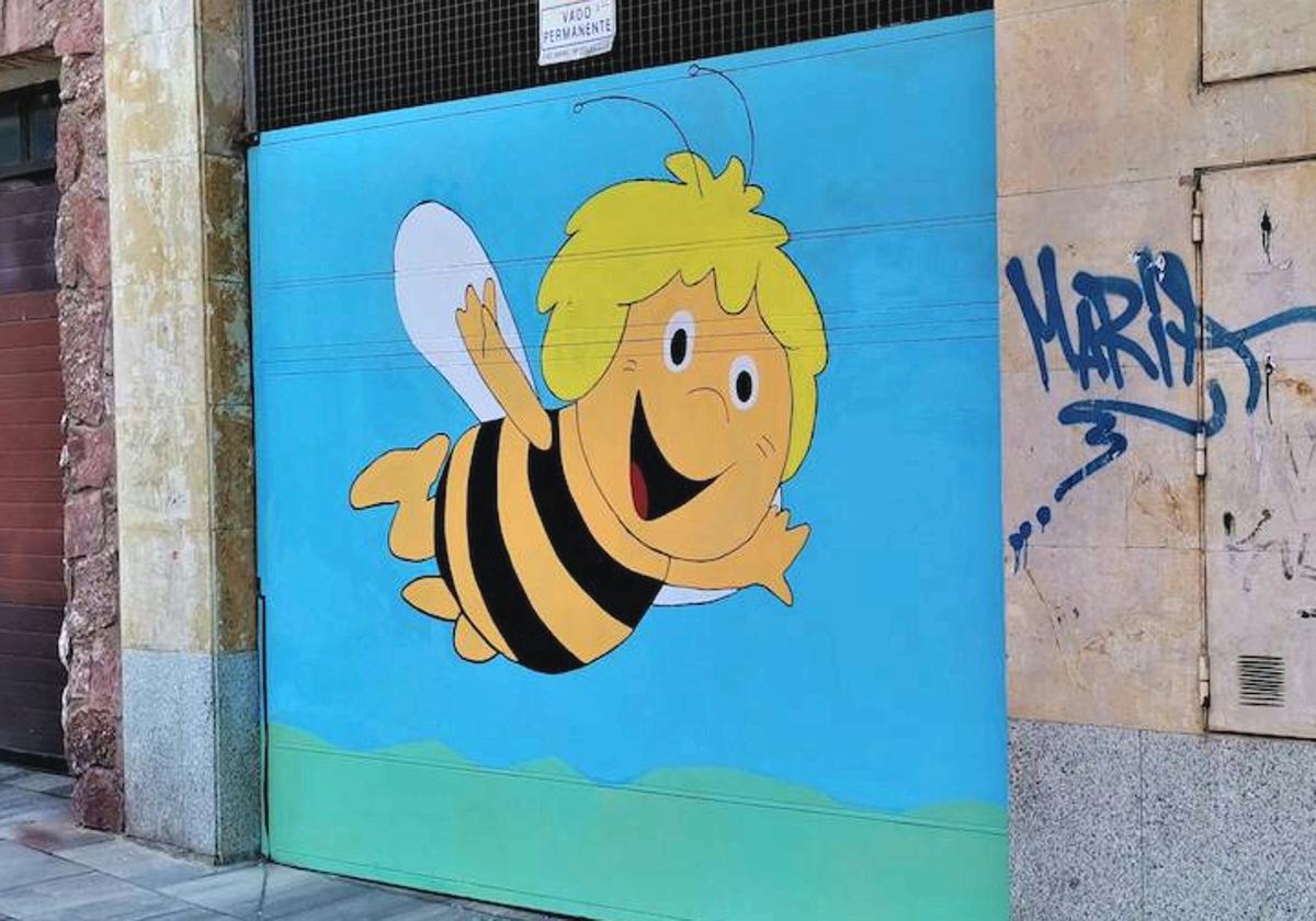 Una abeja Maya gigante, pintada, ocupa la puerta de la cochera del número 20 de la calle Ramón y Cajal