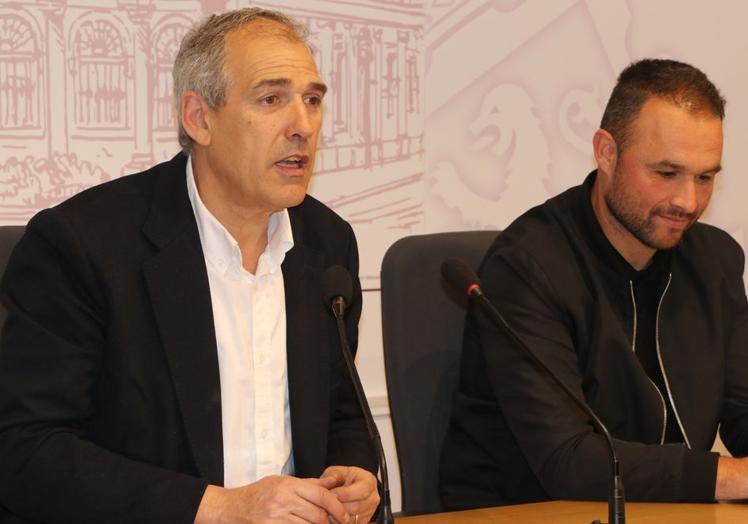 El concejal de Deportes del Ayuntamiento de León, Vicente Canuria, junto a Diego Calzado.