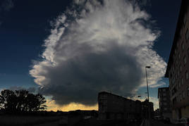 Una nube de tormenta se cierne sobre Trobajo del Camino