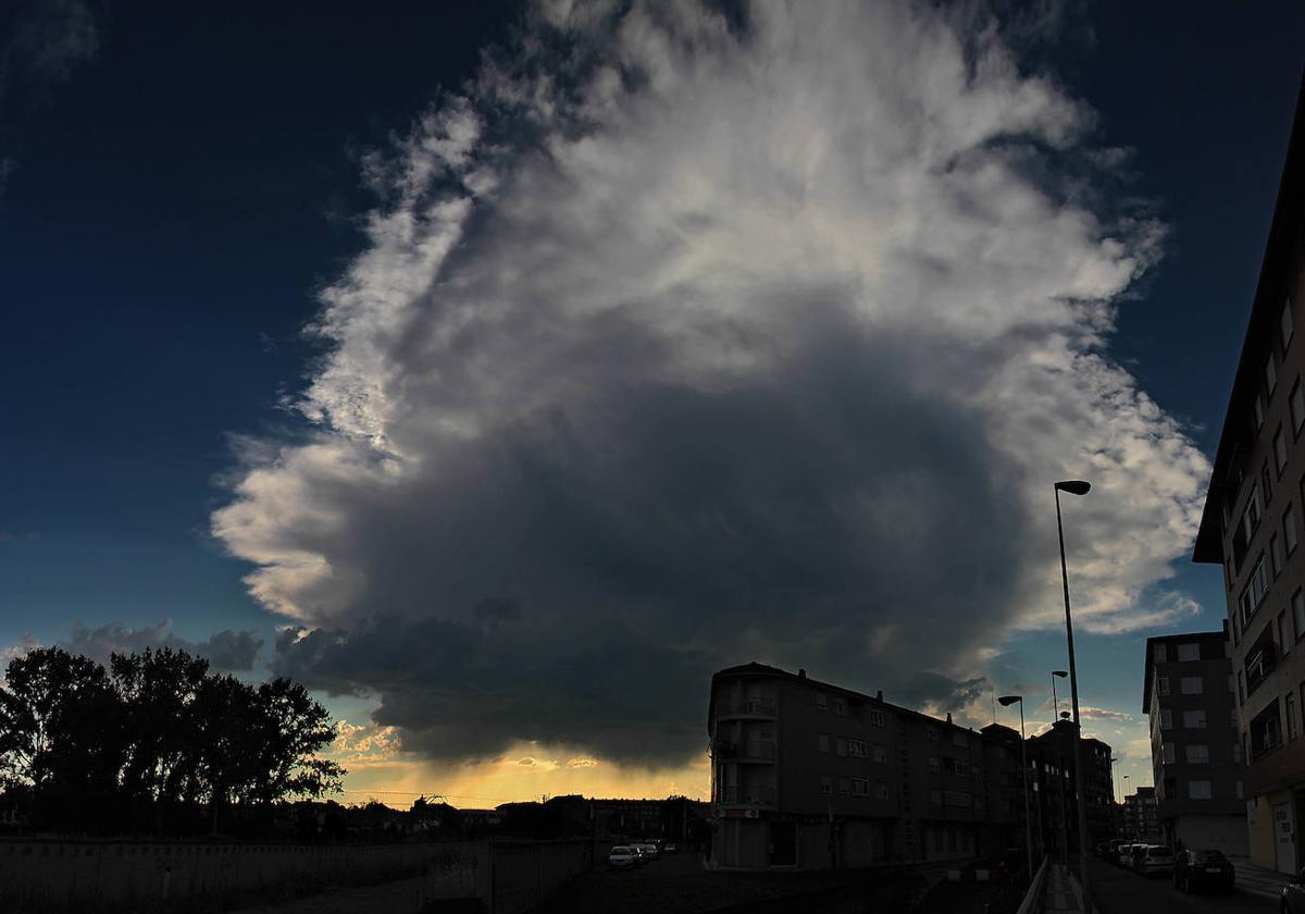 Una nube de tormenta se cierne sobre Trobajo del Camino