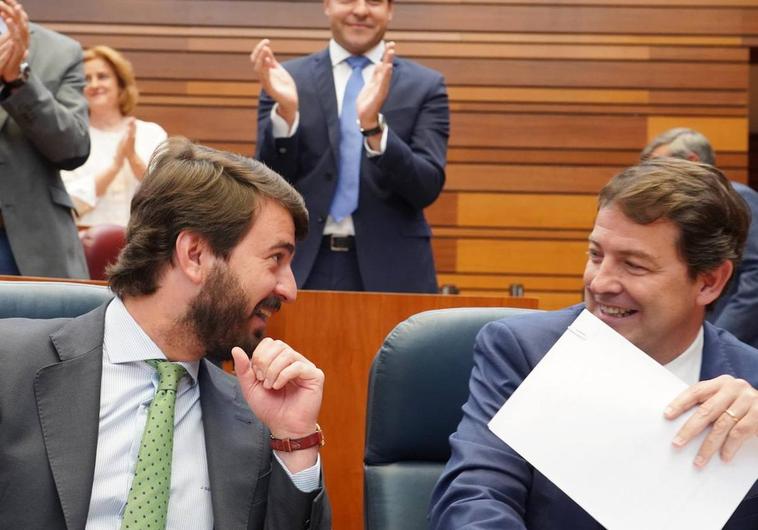 El vicepresidente de la Junta, Juan García Gallardo habla con el presidente, Alfonso Fernández Mañueco.