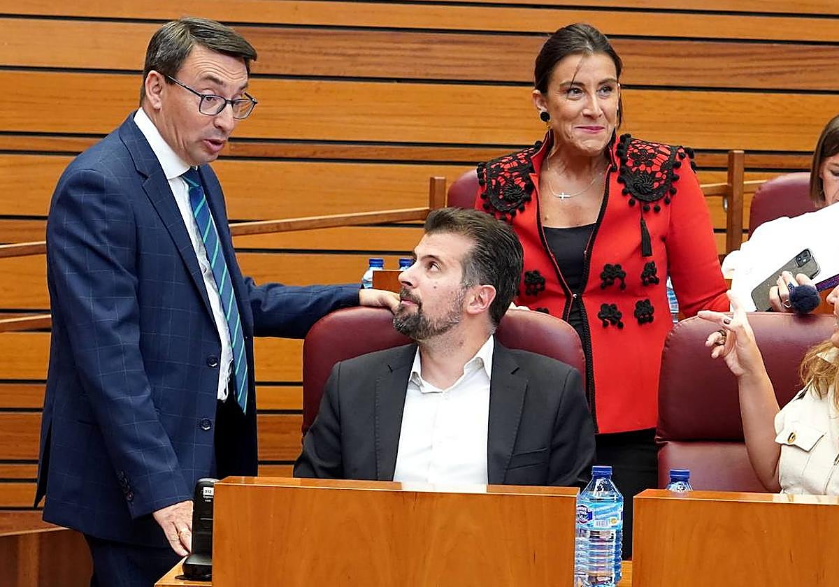 El portavoz socialista Luis Tudanca conversa con Fernando Pablos en el Pleno de las Cortes.