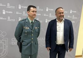 El presidente del Consejo Comarcal del Bierzo, Gerardo Álvarez Courel (D), recibe al capitán de la Guardia Civil en Ponferrada, Juan Jesús Cadenas (I).