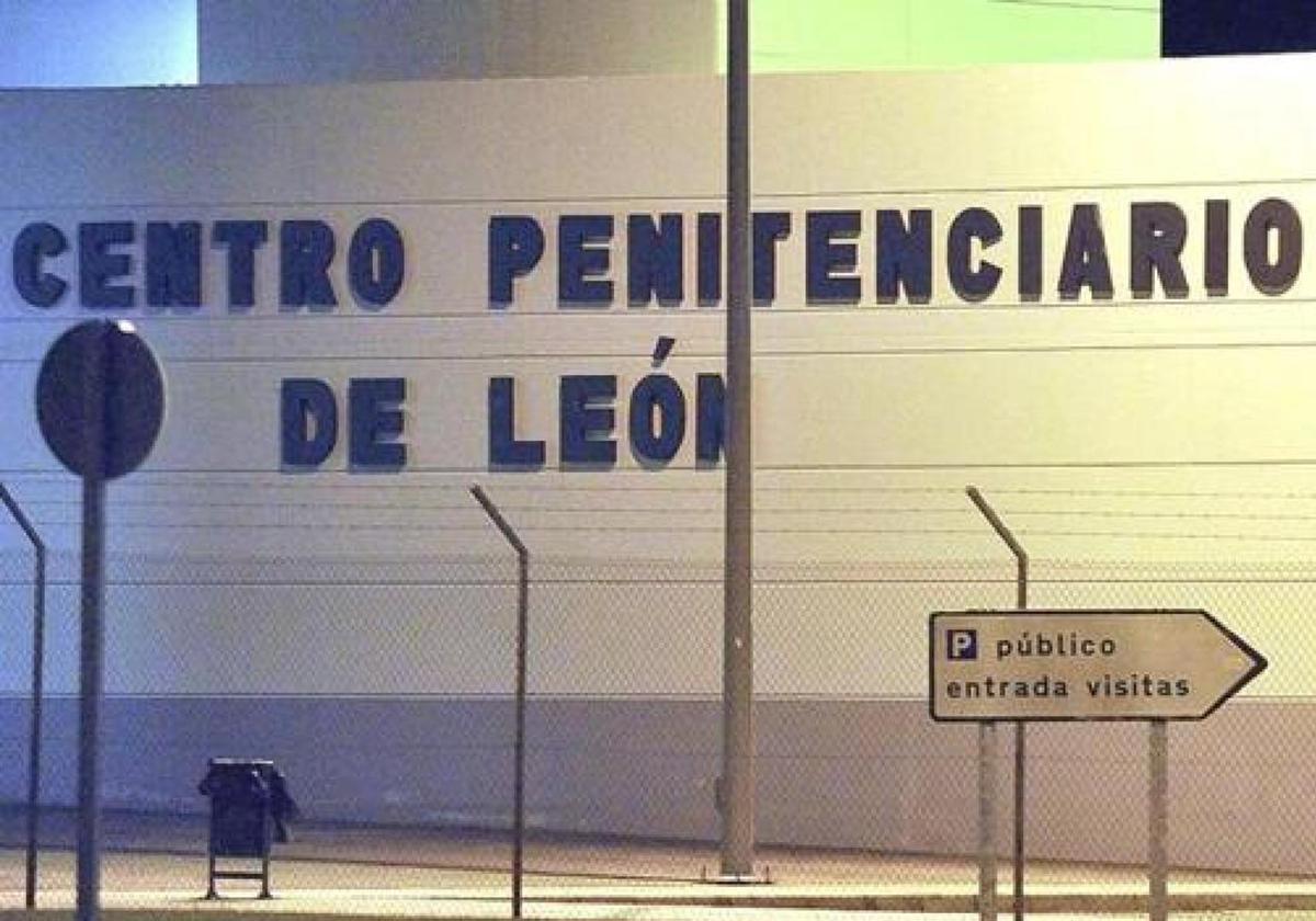 Prisiones ha abierto una investigación a ambos funcionarios tras perder el dinero de los internos de la cárcel de León.