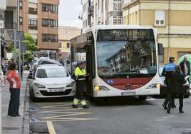 Imagen del bus urbano en la Avenida de Nocedo tras avalanzarse sobre los vehículos estacionados.