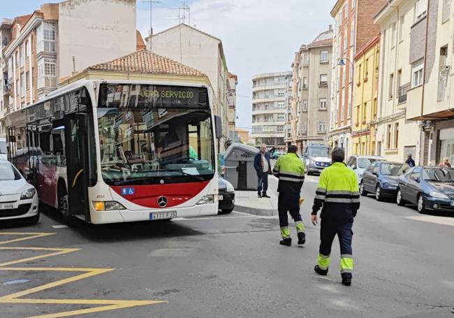 Imagen del bus urbano en la zona en la que ha tenido lugar el accidente.