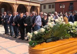 La plaza del Ayuntamiento de Cabreros del Río se queda pequeña en un funeral cargado de emotivos recuerdos y aplausos. El acto finaliza con una intensa lluvia «como a él le hubiera gustado».