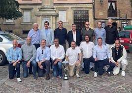 Aquel equipo, dirigido por Pepe Estrada, se reunió de nuevo frente al Colegio Leonés de San Isidoro.