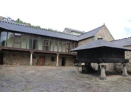 Fachada de la casa de Sierra Pambley, en Villablino