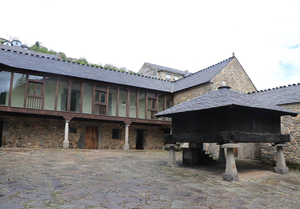 Fachada de la casa de Sierra Pambley, en Villablino