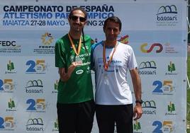 Dani Pérez posa junto a su entrenador, Toño Pérez, y sus dos medallas de oro.