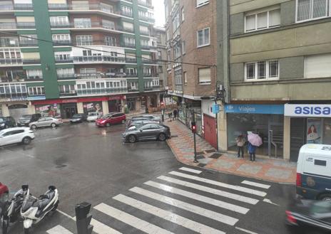 Imagen secundaria 1 - La lluvia cae sobre la ciudad de León.