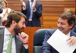 El presidente de la Junta de Castilla y León, Alfonso Fernández Mañueco, y el vicepresidente de la Junta, Juan García Gallardo, en el Pleno de las Cortes de Castilla y León