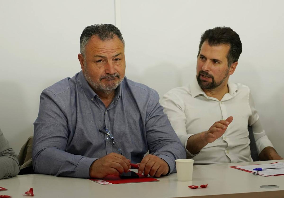 El secretario general del PSOE de Castilla y León, Luis Tudanca, comparece ante la prensa tras presidir el Plenario de la Comisión Ejecutiva Autonómica (CEA) del PSOE de Castilla y León. EN la foto, junto al leonés Eduardo Morán.