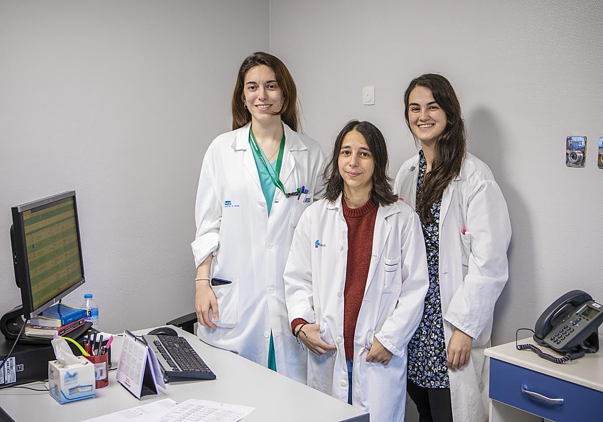 Maria E. García, Sara Vega y Zaida Gutiérrez, residentes de Psiquiatría del hospital berciano.