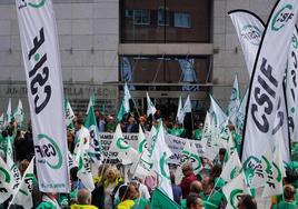 Concentración de trabajadores del dispositivo de incendios de la Junta este jueves en Valladolid