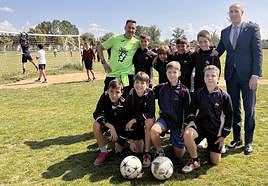 El alcalde de León junto con los alumnos de Agustinos que se desplazarán a la competición en Barcelona.