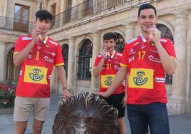 Darío Sanz (I) y Antonio Martínez (C), junto a Álex Lodos, en una foto con la medalla de bronce del Europeo juvenil de 2021.