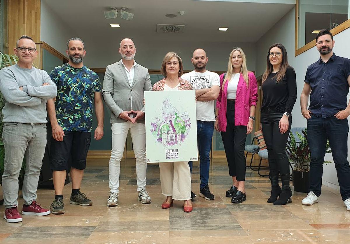 El jurado que eligió el cartel y la concejala, Evelia Fernández posan con el cartel