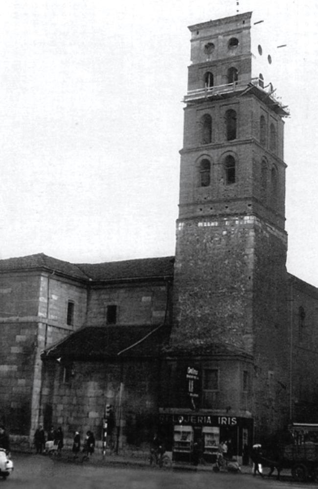 Construcción de dos alturas añadidas al campanario de la Iglesia de SanMarcelo / 1963.