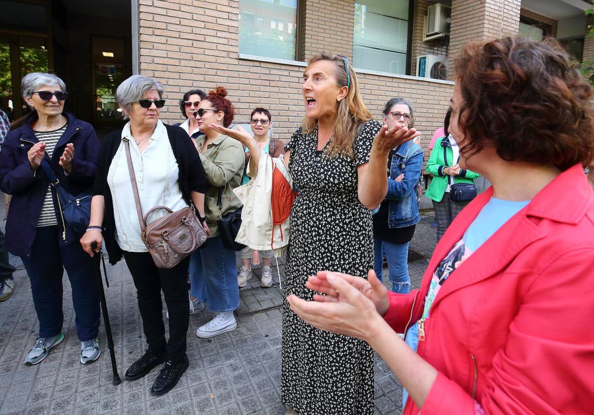 Un centenar de personas se ha concentrado frente al Palacio de Justicia de Ponferrada para denunciar «la lentitud de la justicia».