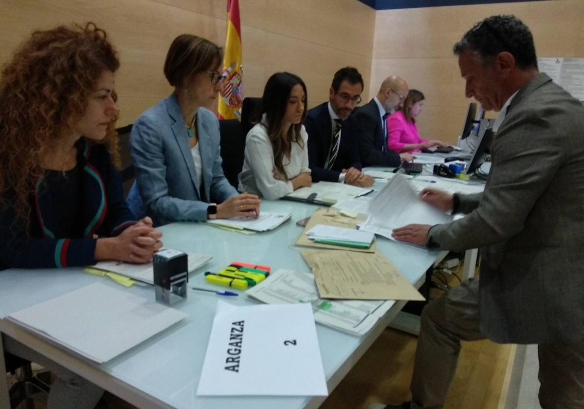 La Junta Electoral de Zona realiza el escruticio general de votos en El Bierzo y Laciana.