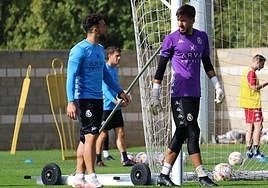 Mario Bazán, junto al meta Salvi Carrasco, en un entrenamiento de la Cultural.