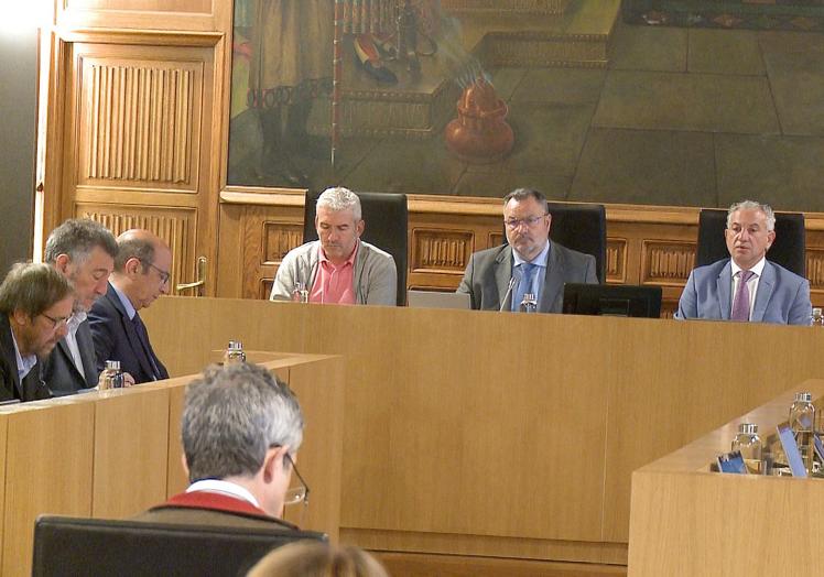 El presidente de la institución, junto al resto de miembros de la corporación, durante el último pleno.