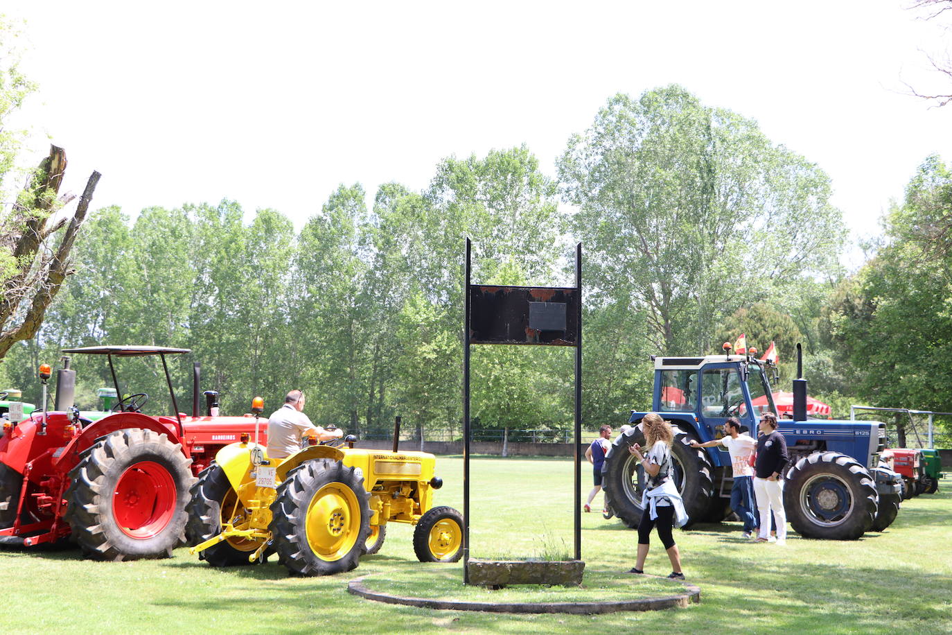 Concentración de tractores antiguos