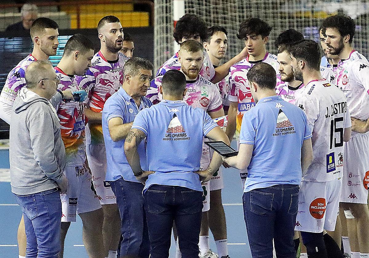 Imagen de un tiempo muerto del Abanca Ademar durante la actual temporada.