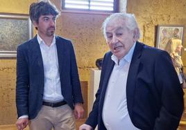 El diputado de Cultura, Pablo López-Presa, acompañó al literato Antonio Gamoneda en este acto.