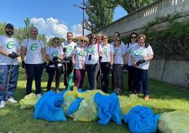 Voluntarios de Csif en la recogida de basura.