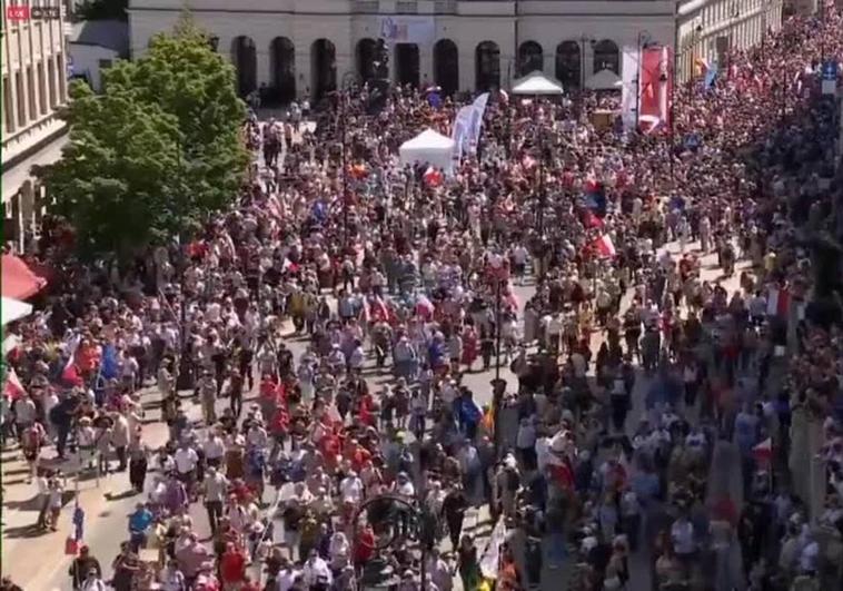 Multitudinaria manifestación contra el gobierno polaco