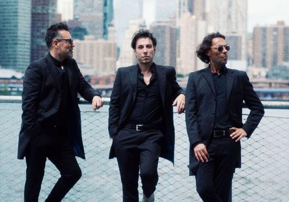 Los hermanos, Manuel, Óscar y Raúl posando en Manhattan.