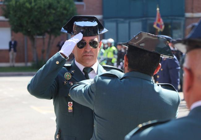 Un guardia civil coloca a su hermano la condecoración.