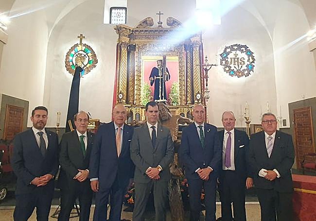 Un instante de los actos oficiales, con foto de familia junto al alcalde de León.