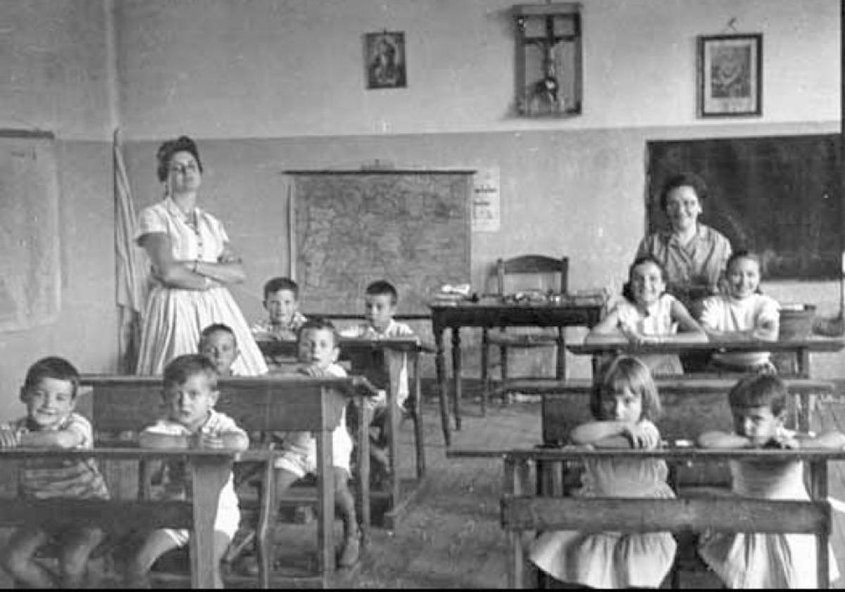 La Universidad de León dedica un curso a las escuelas de la Valdería y su labor para empoderar a la mujer.