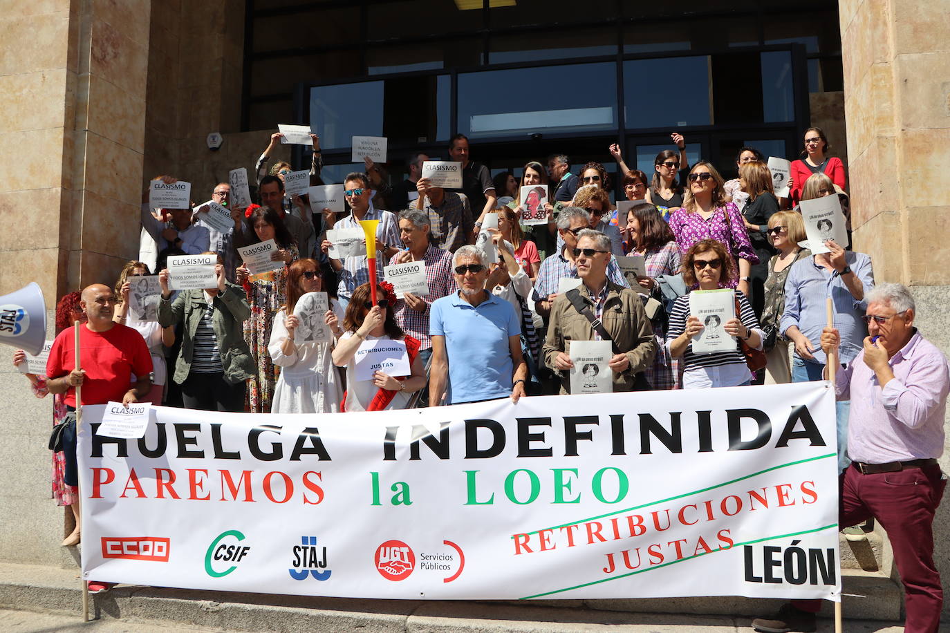 Decenas de funcionarios de Justicia de León persisten con las movilizaciones