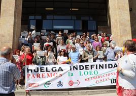 Los funcionarios de Justicia se han concentrado este martes a las puertas del Juzgado de León