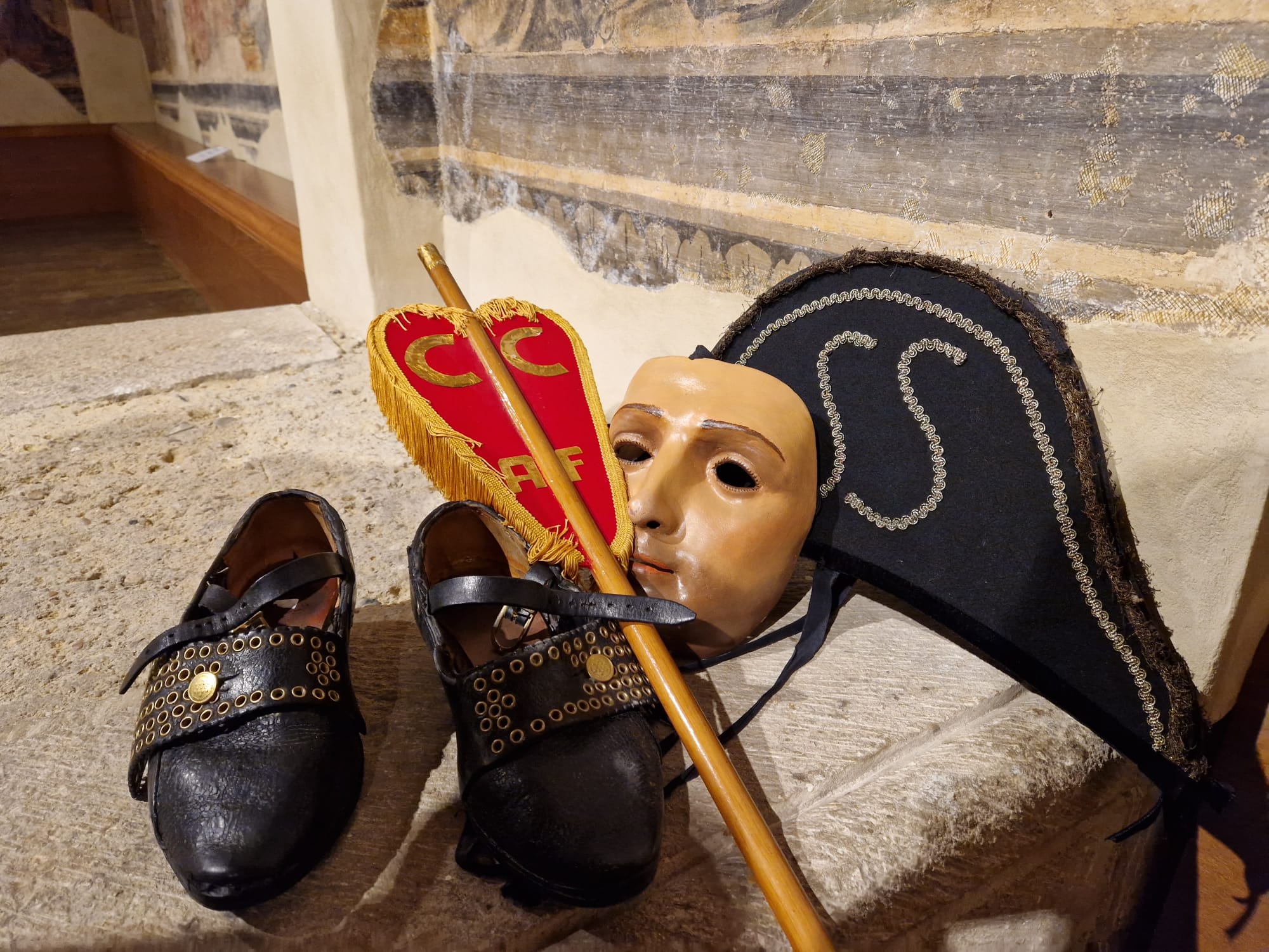 Escondido tras una careta y vestido a la usanza napoleónica, San Sebastían recorre las calles a ritmo lento desafiando al Señor.