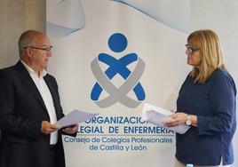 El presidente del Consejo Autonómico de Enfermería de Castilla y León, Enrique Ruiz Forner, y la presidenta del Colegio Oficial de Enfermería de Palencia, Carmen Bárcena, presentan un estudio sobre las condiciones en las que desarrollan su actividad profesional en la región las profesionales de enfermería.