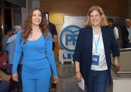 La presidenta del PP de León, Ester Muñoz, junto a Margarita Torre, en la noche electoral del 28M.