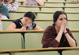 La Universidad de León acoge desde este miércoles y hasta el viernes las pruebas de acceso a la universidad | Nervios, repaso de última hora y anécdotas curiosas han marcado la jornada en el Campus de Vegazana