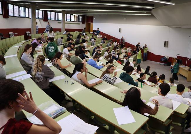 Un aula de la Facultad de Derecho que acoge las pruebas de la EBAU en León.