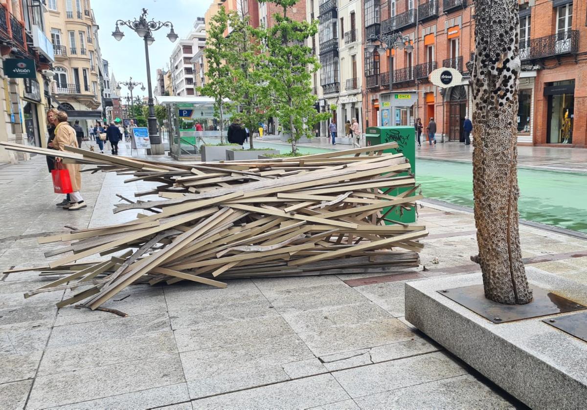 Escultura en el suelo en Ordoño II