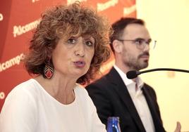 En la imagen, Óscar Monclús, director de Alcampo en León y Yolanda Fernández, directora de Comunicación Externa y RSC de Alcampo