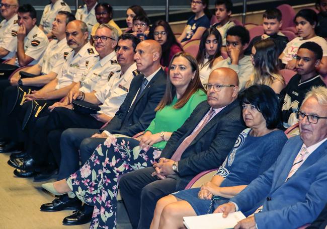 La delegada del Gobierno preside el acto acompañada por otras autoridades, así como responsables de la Policía Nacional.