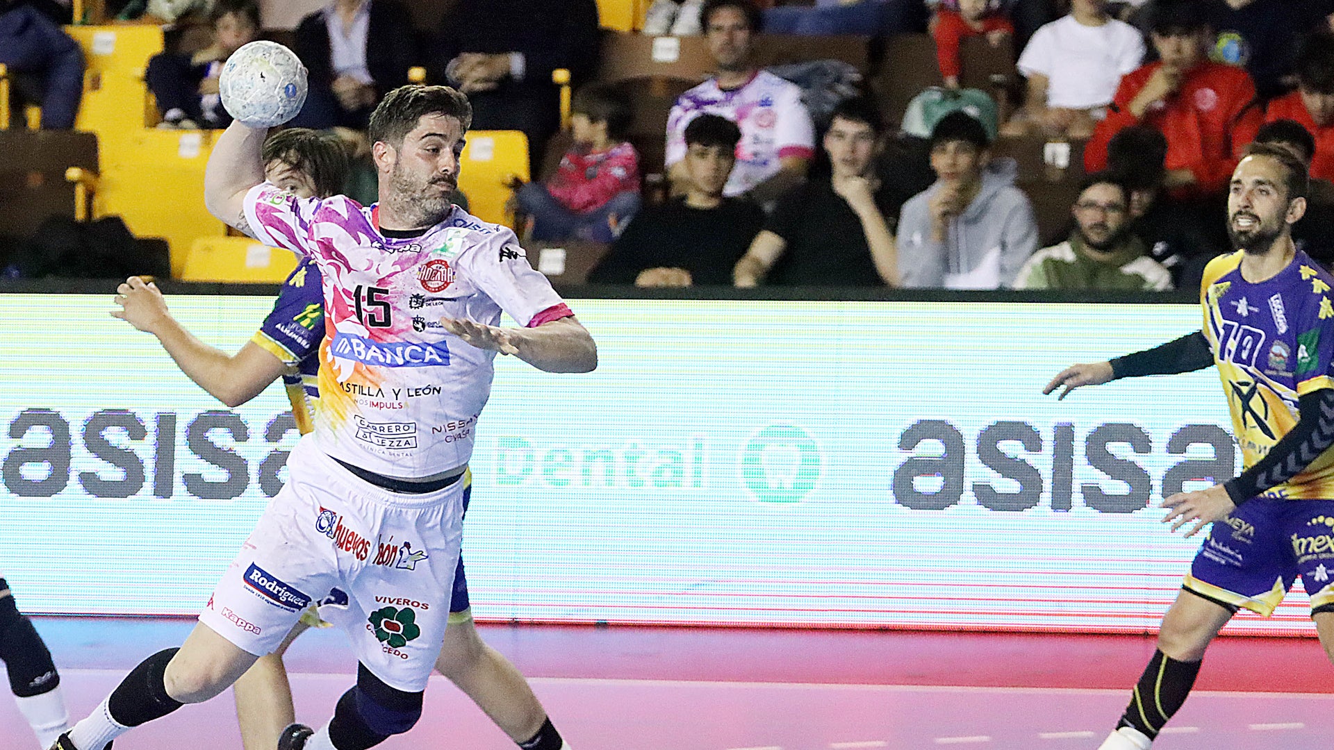 Juan Castro: «Los rivales ya no tienen esa sensación de que es casi imposible ganar en el Palacio»